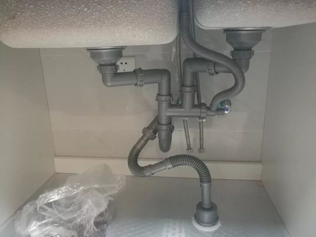 房安装了摩恩水槽,水槽下方预留了净水器的安装位置.