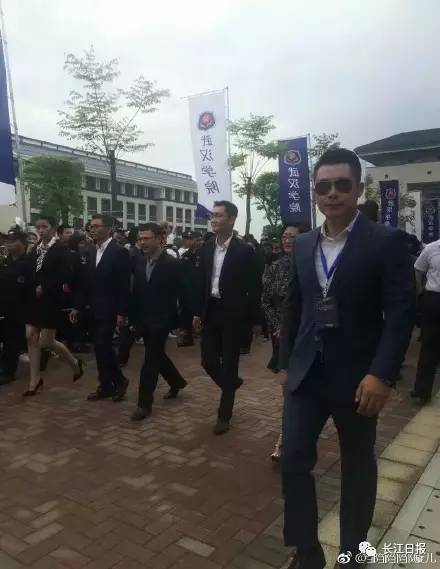 cenourasdelicioso:马化腾先生来我们学校吃饭,一天都不用上课只用