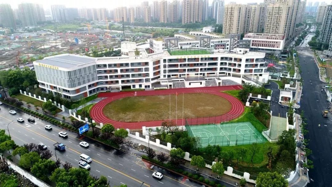 杭州育才登云小学坐落于祥符街道棠子桥路79号,是由浙江锦绣育才教育