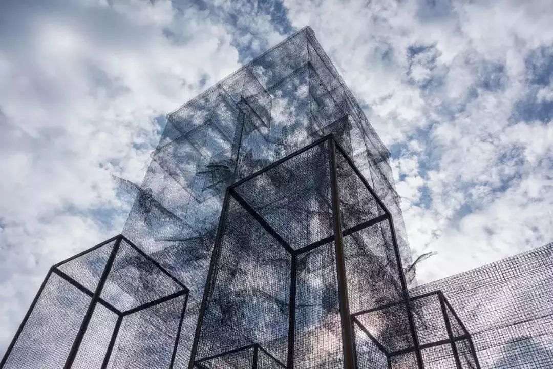 这个巨大的现代教堂式的透明建筑