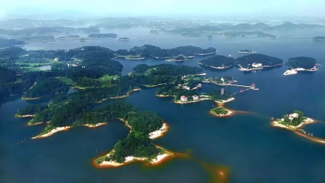 舒城 山川秀丽,旅游资源丰富,万佛湖风光旖旎,景色迷人.