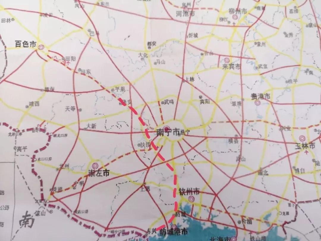 南宁至友谊关高速,终点为坛洛镇,同时还连接南宁至百色高速公路