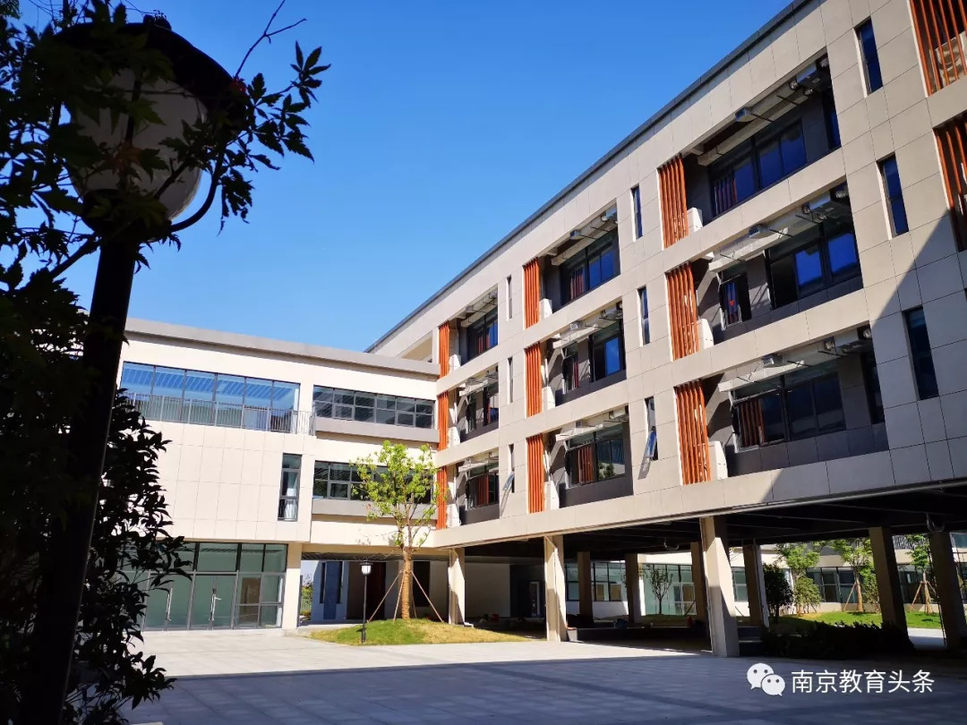 南京书人实验学校 占地100亩,建筑面积79000平方米的,共有9栋楼.