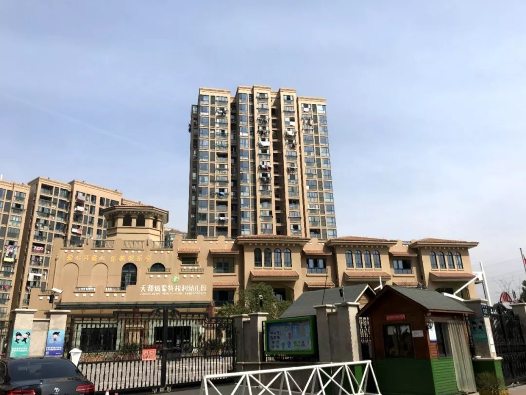 天都城沁源公寓南面还将新添一九年制公立学校,规划了63个班级,小学