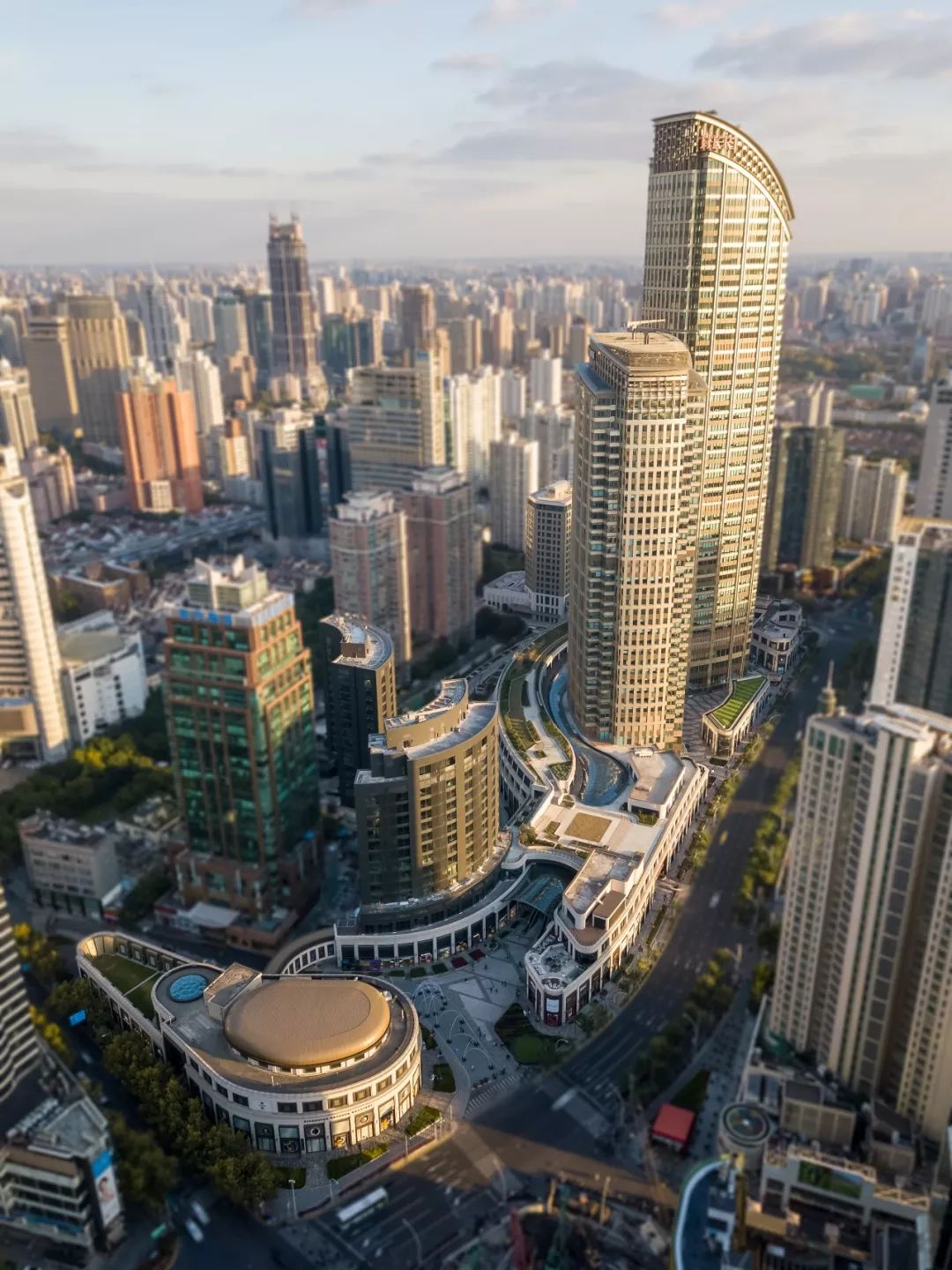 用40年创下"愉景湾",在上海旧城区建起中心地标"兴业太古汇",这家香港