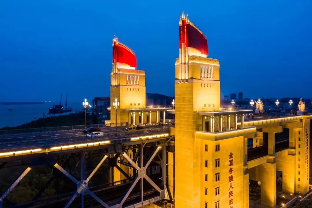 南京长江大桥回归倒计时,区域二手房最高成交价超3万!
