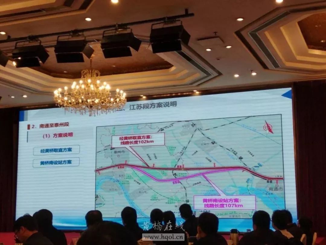 铁路北侧进入规划的南京北站,然后向东途径扬州,泰州,泰兴,南通,启东