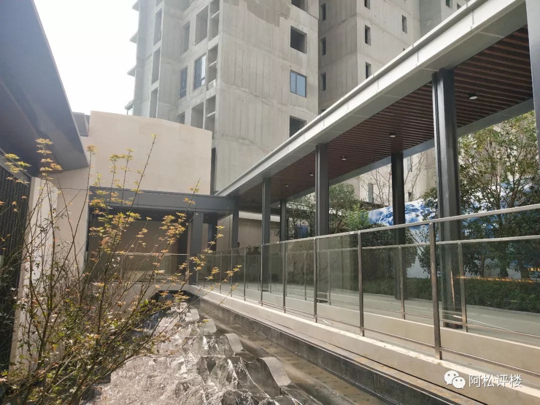 通过风雨连廊进入独栋入户大厅