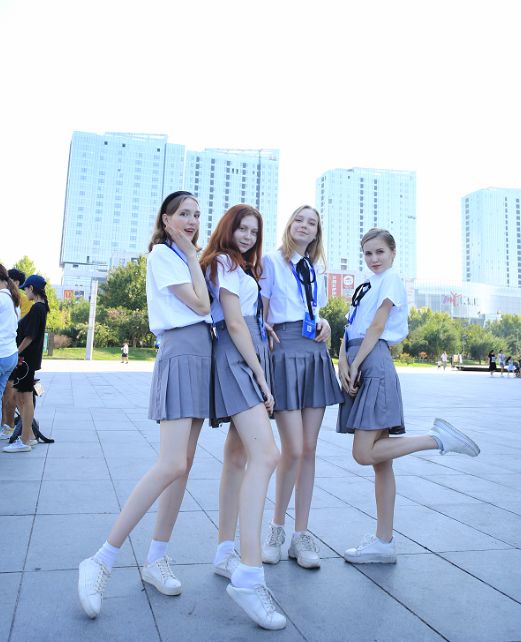 近日 邯郸街头惊现一群外国美女 她们身穿英伦校服 一个回眸似乎就能