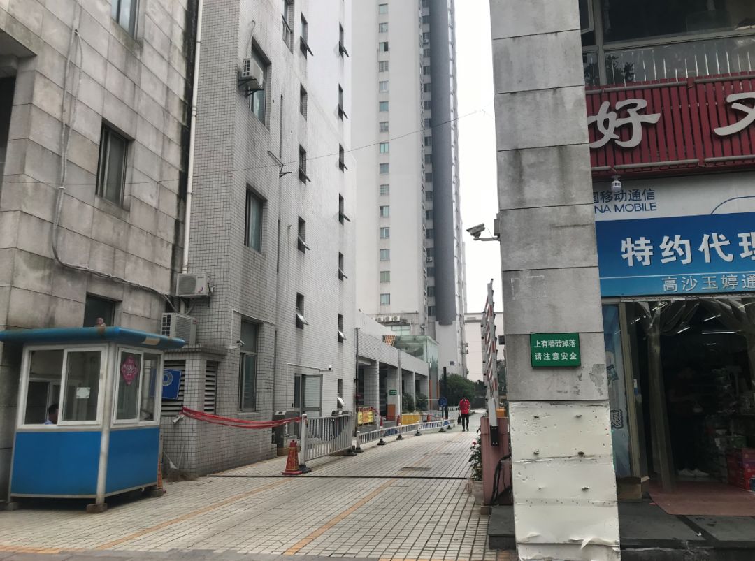 读者爆料的小区是位于下沙6号大街上的四季名门城市公寓,近日来外墙