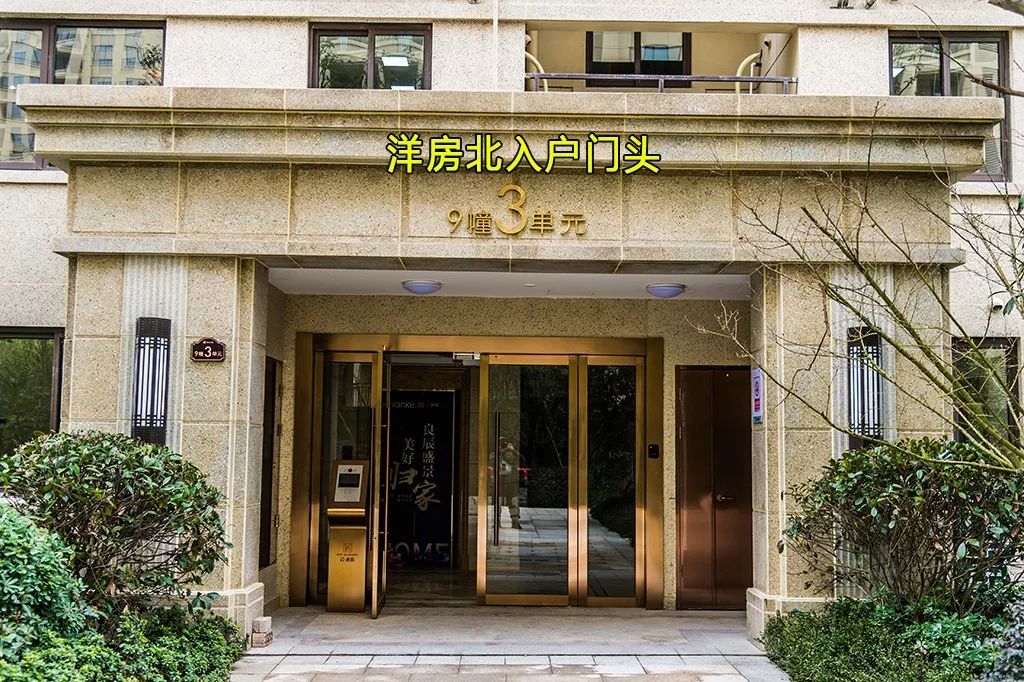 以下是北入户,门头部分采用 石材干挂,入户使用人脸识别系统,入户门为