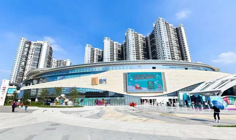 尽管商场内云集各大时尚潮牌门店,但身处岭南地区的它,在室内设计上也