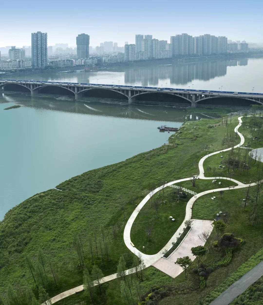 乐山邦泰·嘉州长卷·天玺项目外临江湿地公园实景